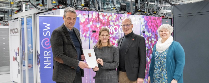 Übergabe des Förderbescheids für leistungsfähiges Hochleistungsrechencluster an der JGU: (v.l.) Prof. Dr. Stefan Müller-Stach, JGU-Vizepräsident für Forschung, Katharina Heil, Ministerialdirektorin im Ministerium für Wissenschaft und Gesundheit, JGU-Präsident Prof. Dr. Georg Krausch und Prof. Dr. Sarah Neuwirth, wissenschaftliche und strategische Leitung des HPC am Zentrum für Datenverarbeitung der Universität | Foto/©: Peter Pulkowski / JGU