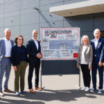 Einweihung des neuen Rechenzentrums auf dem Gutenberg-Campus: (v.l.) Prof. Dr. Franz Rothlauf, CIO der JGU, Universitätspräsident Prof. Dr. Georg Krausch, JGU-Kanzlerin Dr. Kerstin Burck, Wissenschaftsminister Clemens Hoch, Finanzministerin Doris Ahnen sowie die beiden Leiter des ZDV, Carsten Allendörfer und Dr. Stefan Schardt (Foto: Stefan F. Sämmer // Graphic Recording/©: Franziska Ruflair)