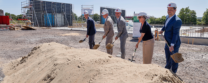 Erster Spatenstich für das neue Rechenzentrum. Carsten Allendörfer, technischer Leiter des ZDV, JGU-Präsident Prof. Dr. Georg Krausch, Wissenschaftsminister Clemens Hoch, JGU-Kanzlerin Dr. Waltraud Kreutz-Gers und Nino Haase, Oberbürgermeister der Stadt Mainz. (Foto: Stefan F. Sämmer)